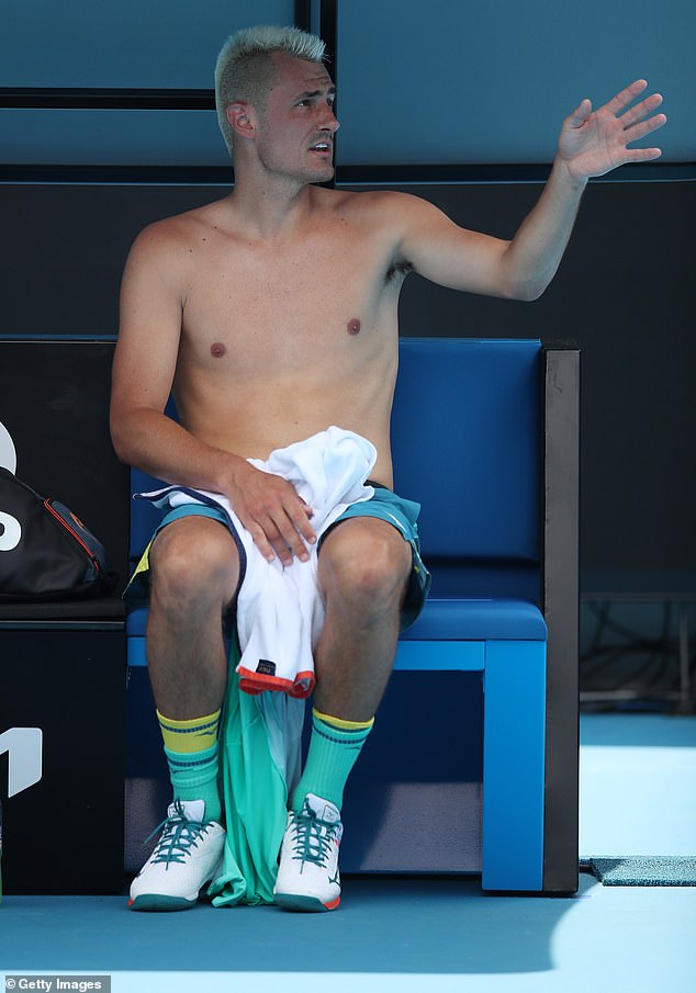 Bernard Tomić prikazan je tijekom meča kvalifikacijskog turnira za Australian Open 2022. protiv Romana Safiullina, koji je navodno bio predmet policijske istrage