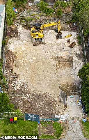 Par je potpuno srušio postojeću kuću od opeke iz 1960-ih kako bi napravio mjesto za moderno prebivalište. Nekretninu su kupili 2021. za 3,2 milijuna dolara