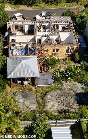 Par je potpuno srušio postojeću kuću od opeke iz 1960-ih kako bi napravio mjesto za moderno prebivalište. Nekretninu su kupili 2021. za 3,2 milijuna dolara