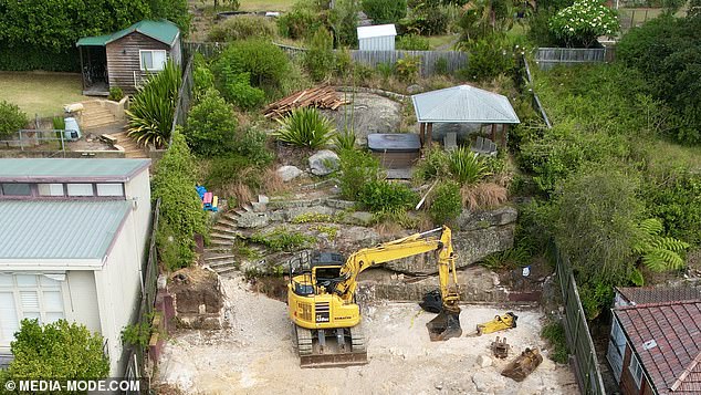 Dvorište u kojem se nalazi sjenica i toplica ostaje netaknuto