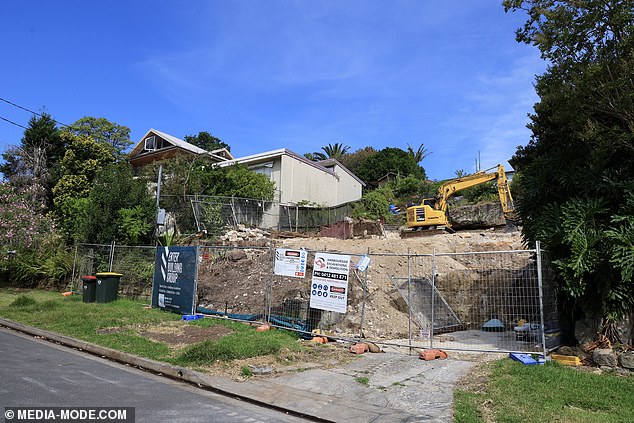Fotografije snimljene ovaj tjedan pokazuju da je nekoć neobična kuća s tri spavaće sobe pretvorena u ruševine