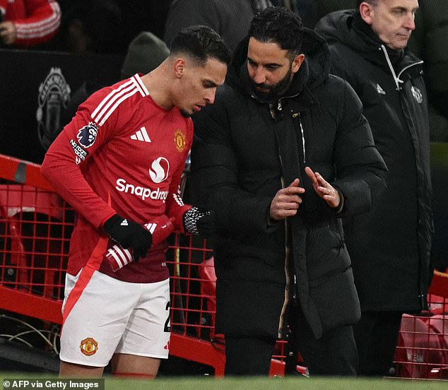 Amorim također vjeruje da United ima problema s prelaskom iz momčadi koja napada na prekidu u momčad koja može dominirati protivnicima
