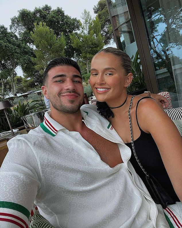 Dugo iščekivana emisija otvorila je gledateljima vrata palače influencerice jer je dala uvid u život samohranog roditelja nakon rastave od Tommyja Furyja, oboje 25-godišnjaka, ali recenzenti su je označili kao 'neinformativnu' i zaključili da su sve 'razotkrivajuće snimke' bile 'lijevo na podu sobe za rezanje'