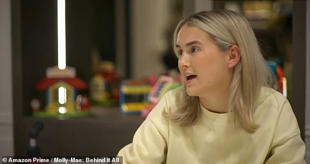 Rebecca Nicholson iz The Guardiana napisala je u svojoj recenziji s tri zvjezdice da gledatelji mogu 'preskočiti prve dvije trećine bilo koje epizode' i 'svakodnevne detalje' života Molly-Mae prije nego što saznaju bilo što sočno
