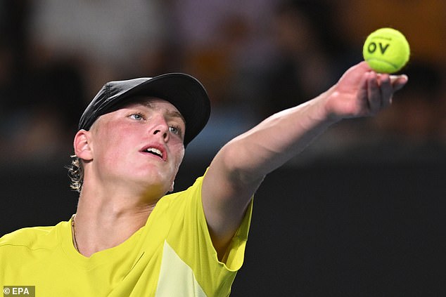 Hewitt je odgovorio na nagađanja da je njegov sin dobio zamjenski karton za Australian Open za kvalifikacije uglavnom na temelju svog slavnog prezimena