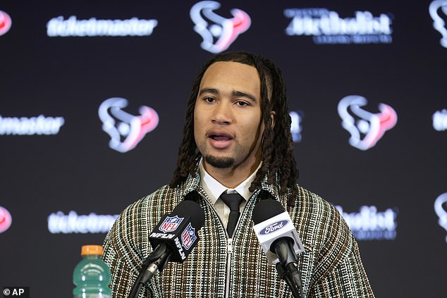 Kvoterback Houston Texansa CJ Stroud odgovara na pitanje tijekom konferencije za novinare