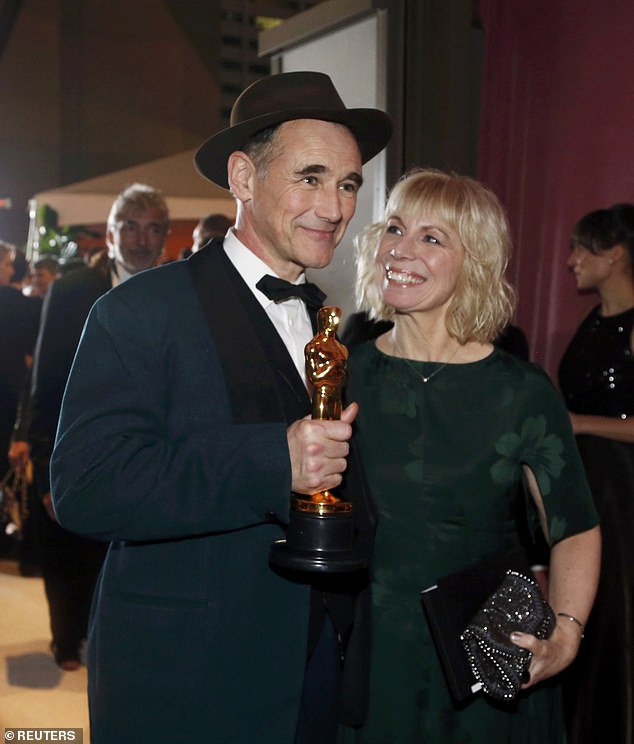 Rylance, dobitnik nagrade za najboljeg sporednog glumca za svoju ulogu u filmu 'Bridge of Spies', stiže sa suprugom na Bal guvernera nakon 88. dodjele Oscara u Hollywoodu
