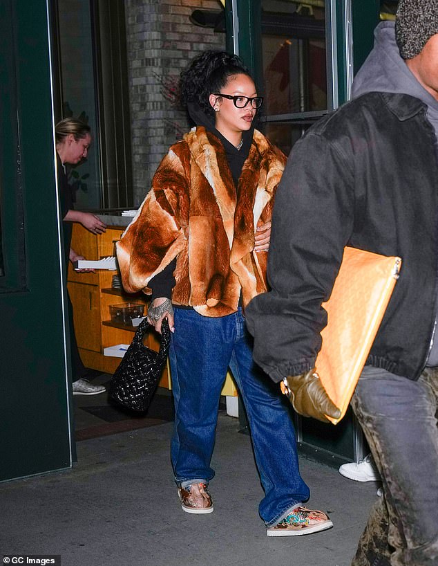 Snimanje dolazi u trenutku kada se njezin partner, reper A$AP Rocky (36) suočava s optužbama za napad oružjem. Vidi se ovdje 2. siječnja 2025