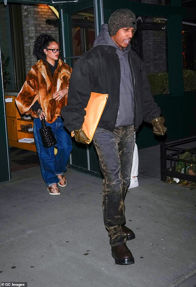 Rihanna nije objavila novi album od 2016. i u tom razdoblju objavila je samo jednu pjesmu, Lift Me Up iz 2022. godine. Vidi se ovdje 2. siječnja 2025