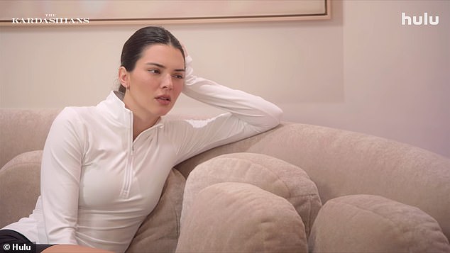 Jenner je izvršna producentica i glumi sa svojom slavnom obitelji u šestoj sezoni od 10 epizoda Obitelji Kardashians, koja se premijerno prikazuje 6. veljače na Huluu