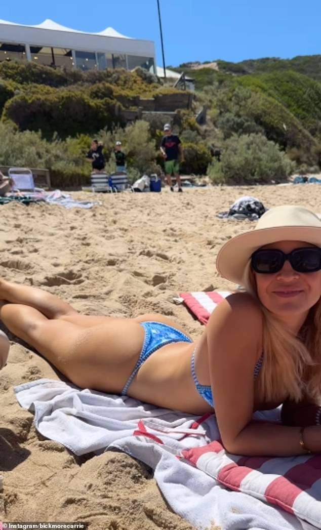 Radijska zvijezda (44) pojačala je toplinu u dvodijelnom bikiniju dok je upijala sunce sa svoje dvoje djece tijekom ljetnih praznika
