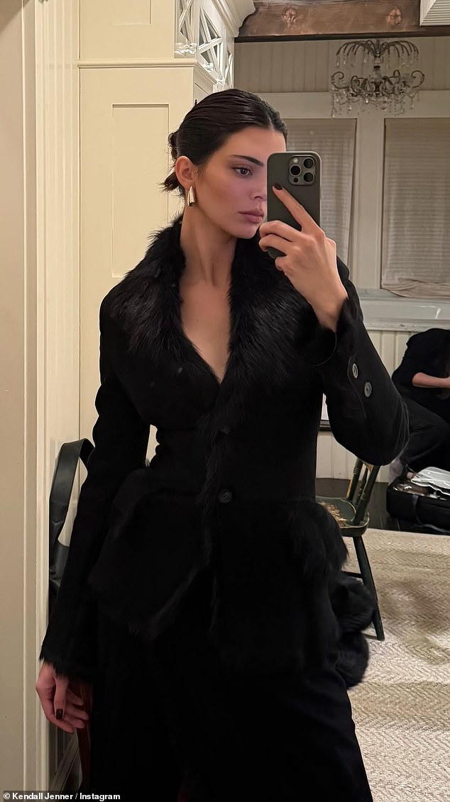 Noć prije njihove snježne avanture, Kendall i Kylie odjenule su se kako bi impresionirale za večeru u trendovskom Casa Tua, počastivši Kylieinu preslatku kćer, Stormi, noćnim izlaskom