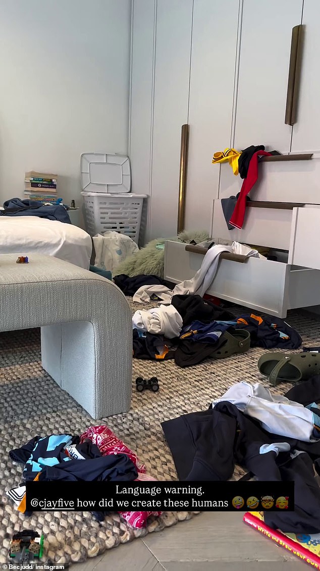 Bec je opisala neurednu stanju svoje spavaće sobe blizance kao 'standardno' i žalila se na to kako se njeni osmogodišnji dečki i dalje ponašaju poput 'mališana' (Becine priče 20. siječnja)