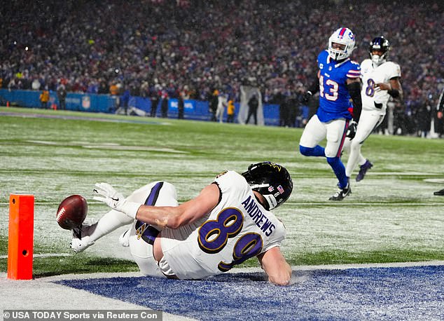 S igrom na liniji, Lamar Jackson pronašao je Andrewsa, ali mu je lopta iskliznula iz ruke