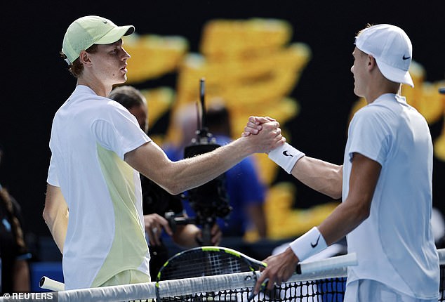 Nakon što je igra nastavljena, Sinner se nametnuo, pobijedivši na Australian Openu 6-3, 3-6, 6-3, 6-2