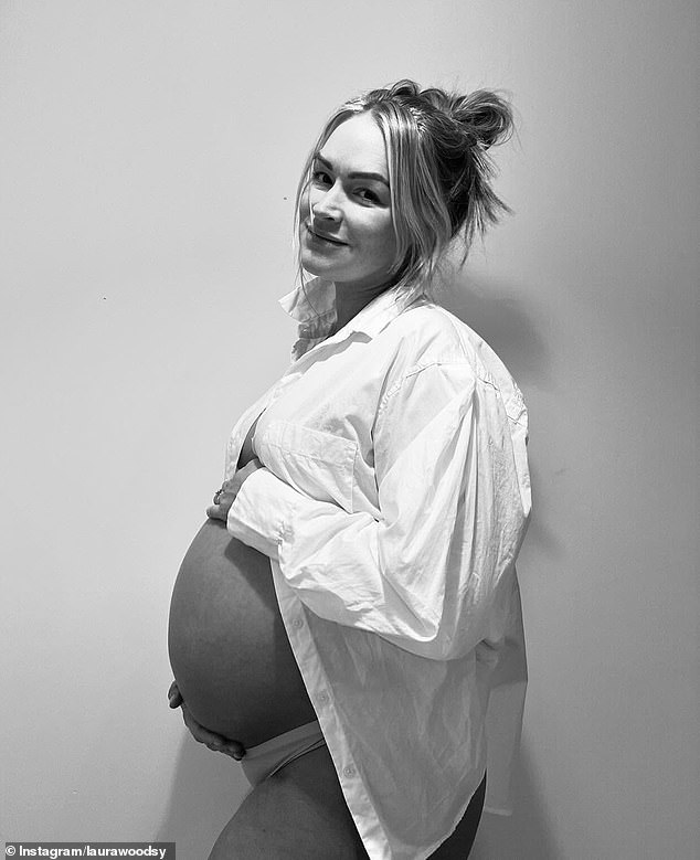 Najava rođenja dolazi manje od tjedan dana nakon što je Laura prekrila rastuću bebu u nizu gotovo gole trudnoće