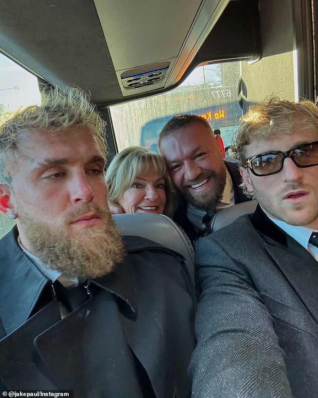 Paul, njegov brat Logan, njihova mama Pam i Conor McGregor zajedno su jahali na događaj