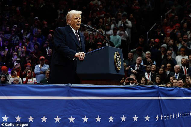 Trump je nakon toga govorio tijekom zatvorene inauguracijske parade u Capital One Areni