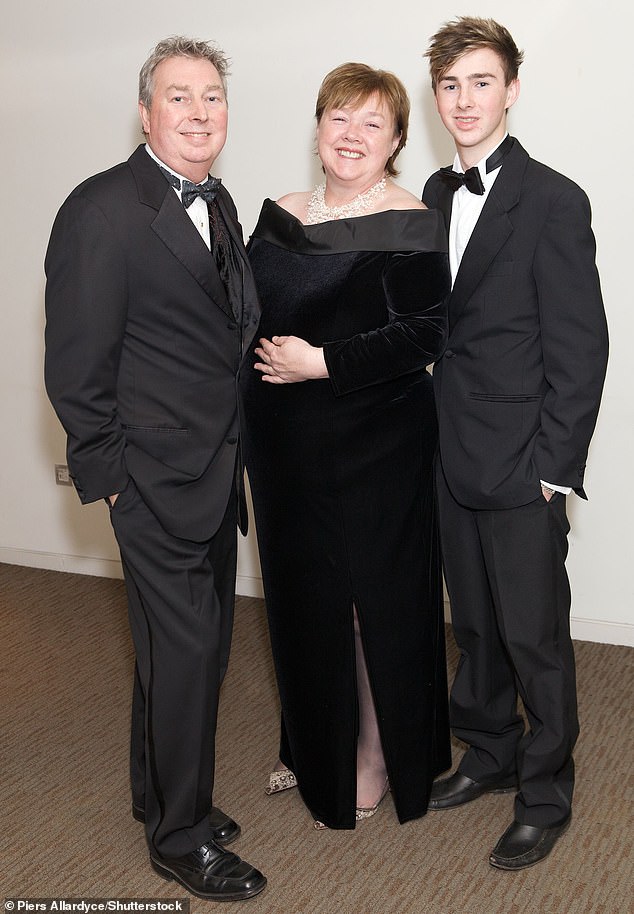 Pauline se za supruga Stevea udala 1996., a imaju sina Charlieja (30), dok glumica iz prijašnje veze ima i kćer Emily (40) (na slici 2010.)