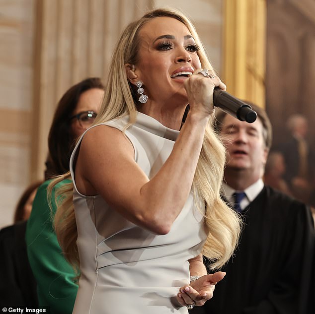 Brojni su izvođači naišli na žestoku reakciju obožavatelja zbog dolaska na inauguracijske događaje, uključujući Carrie Underwood; Viđena je kako nastupa na inauguraciji predsjednika Trumpa