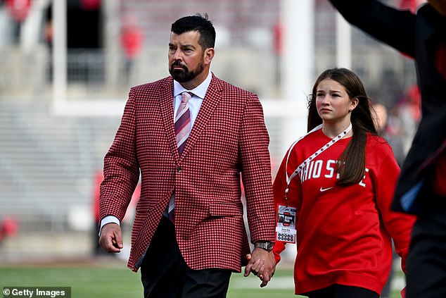 Ryan Day iz Buckeyesa ulazi na stadion Ohio sa svojom kćeri Grace 2023