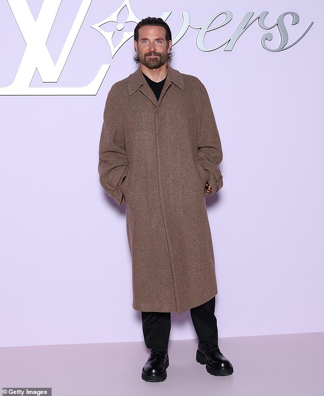 Bradley Cooper također je bio na modnoj reviji, a glumac je odabrao elegantan smeđi kaput od tvida