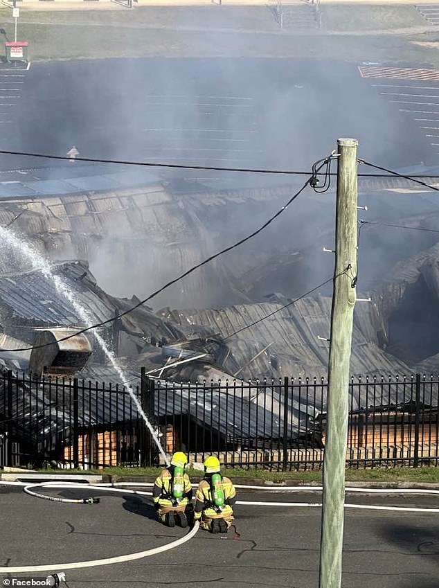 Vatrogasci su bili prisiljeni povući se jer se zgrada počela urušavati zbog žestine požara koji je izbio malo prije 6 ujutro