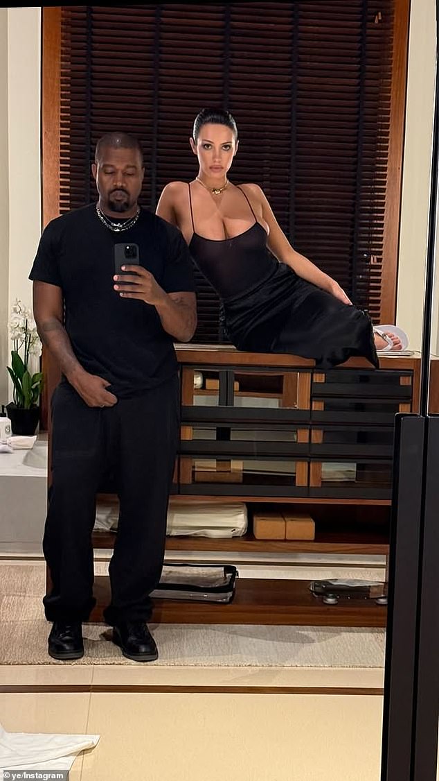 Ranije ovog mjeseca Kanye je podijelio brojne fotografije na kojima se vidi Bianca u nečemu što je izgledalo kao isti bodi