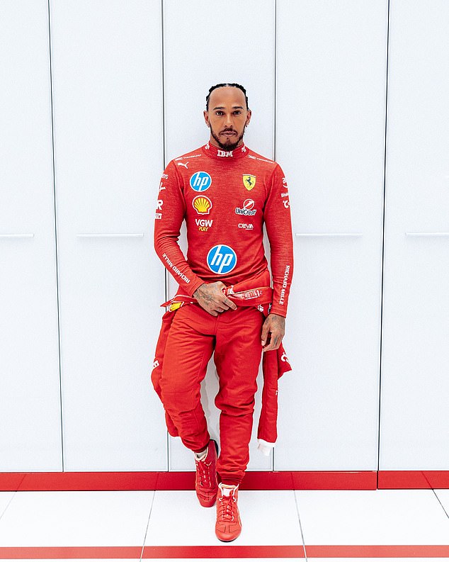 Hamilton je dao snimiti svoj službeni portret za Ferrari kad je stigao u Maranello u ponedjeljak