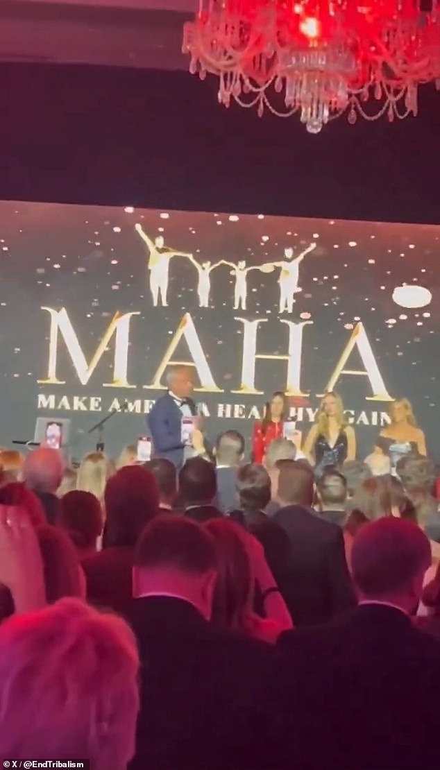 Pojavljivanje Jewela, koji nije javno podržao nijednog predsjedničkog kandidata tijekom izbora 2024., bio je Kennedyjev dar Hinesu, budući da je ona 'omiljena' umjetnica njegove supruge, rekao je okupljenima