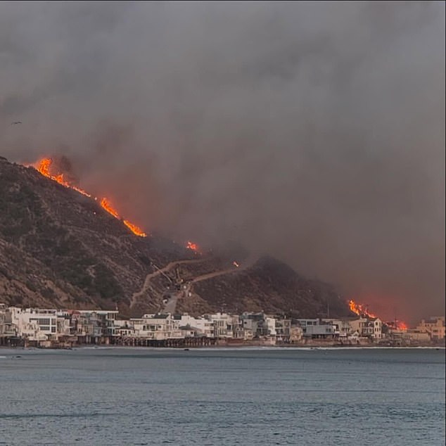 Prema Robb Reportu, Atkinova nedavno uništena kuća s četiri spavaće sobe/četiri kupaonice bila je vila s toskanskim utjecajem s prekrasnim pogledom na Tihi ocean koju je dizajnirao poznati arhitekt Marc Appleton, a izgrađena početkom 2000-ih.