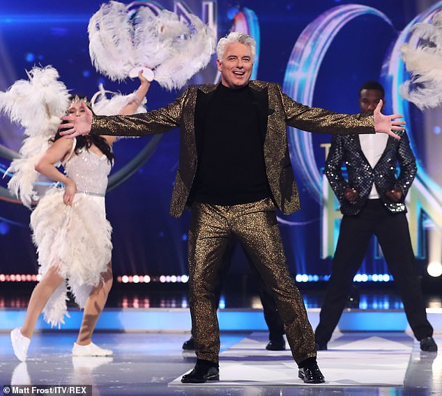 Izvođač pozornice i ekrana upravo je završio svoju prvu seriju kao sudac na ITV -u Dancing On Ice 2021. godine kada su se pojavila izvještaji o povijesnim pritužbama protiv njega, što ga je potaknulo da izgubi svirku