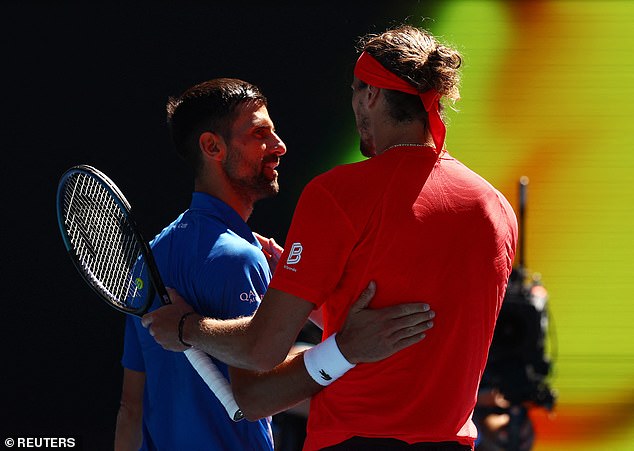 Đoković grli Alexandera Zvereva nakon 80-minutnog prvog seta kojim je okončana njegova kampanja na Open-u