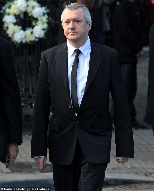 Bivši menadžer benda Louis Walsh na Stephenovom sprovodu