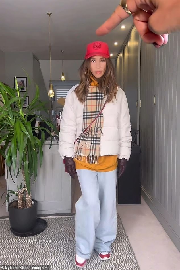 Myleene je nosila crvenu torbu preko ramena sa zlatnim lancem prije nego što je dodala ljubičaste rukavice i malo se zavrtjela kako bi pokazala svoj stas