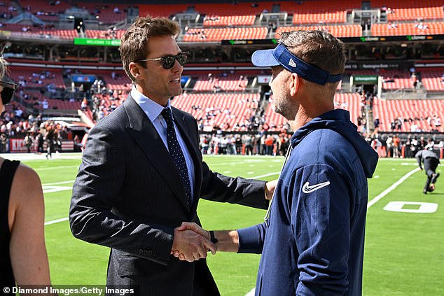 Tom Brady rukuje se sa Schottenheimerom prije njihove utakmice protiv Cleveland Brownsa