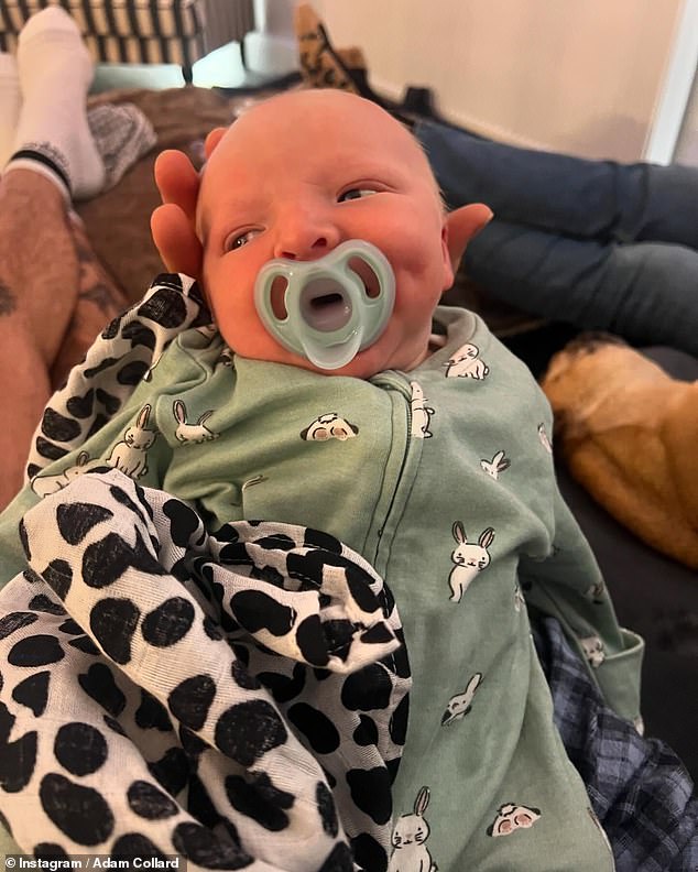 Mali je bio odjeven u zelenu bebu rastu s crtićima