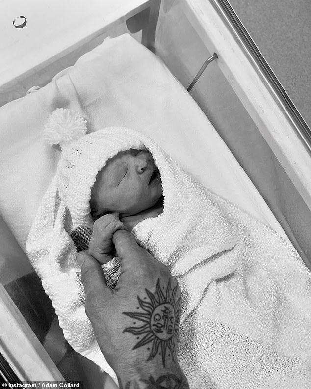 Još jedna fotografija s prezentacije pokazala je dijete koje je svojom sićušnom rukom držala za oca