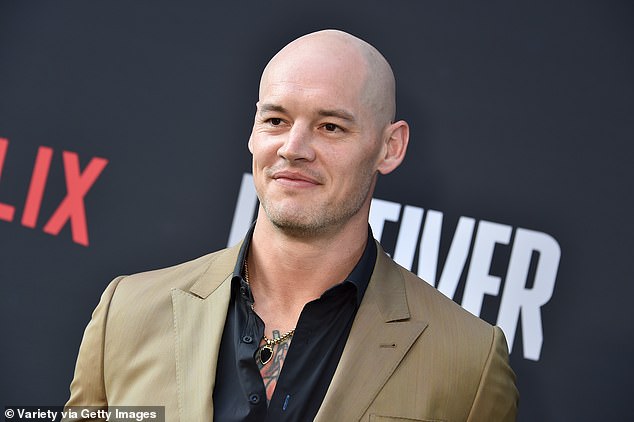 A Kelceov prijatelj, Tom Pestock, rekao je da se zbog pop zvijezde osjećao kao 'obitelj'