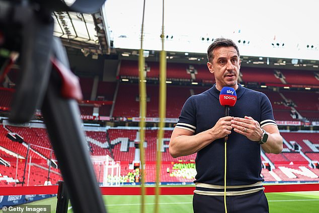 Neville je upitao što Sanchez radi i rekao da bi Chelseaju možda trebao novi vratar