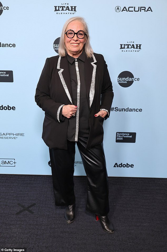 Prvotno mu je dala dopuštenje 2000., nedugo nakon što ju je pozvao na svoje vjenčanje s Jennifer Aniston 2000., ali se kasnije predomislila