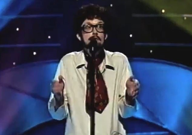 Na drugom mjestu bila je engleska pop zvijezda Jarvis Cocker (na slici) s Two Little Boys - što je bio njegov bizaran dojam o osramoćenom dječjem zabavljaču Rolfu Harrisu 2002.