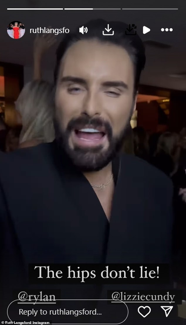 U drugom videu, Rylan je izašao na plesni podij dok je drhtao i pomicao bokove s jedne strane na drugu dok je plesao na Shakirinu pjesmu Hips Don't Lie