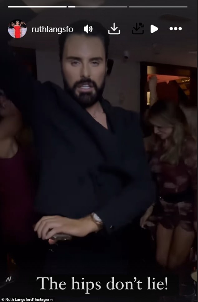 36-godišnji DJ Radija 2, koji je također bio odjeven u potpuno crnu odjeću, izgledao je kao da se dobro zabavlja