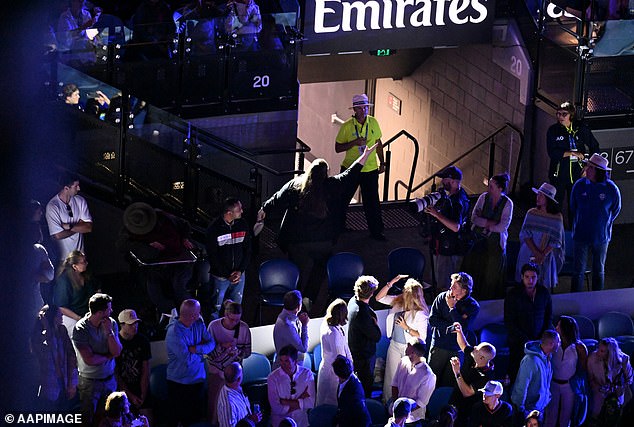 Čini se da je gledatelj (na slici) razgovarao i sa upraviteljem unutar Arene Rod Laver nakon što je Heckling Zverev