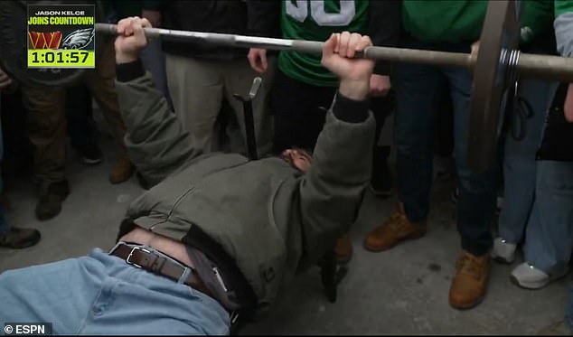 NFL legenda čak je izgubila od mladog navijača Philadelphia Eaglesa u natjecanju u bench pressu