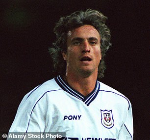 Model, koja je kći bivšeg Tottenhama Hotspur -a, a ja sam slavna zvijezda David Ginola, izgledala je nevjerojatno dok je svoju haljinu složila preko bijelih čipkastih tajica