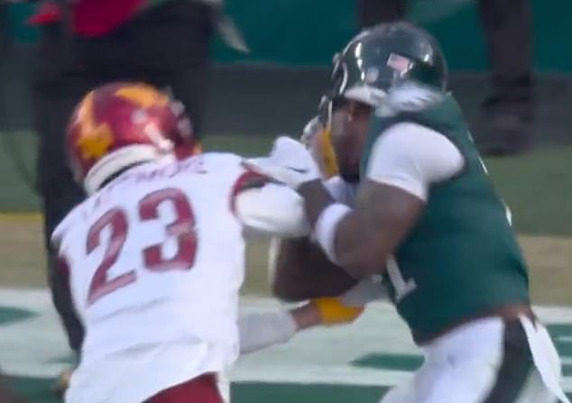 Brown je u početku viđen tussing s zapovjednicima braniča Marshona Lattimore (lijevo)