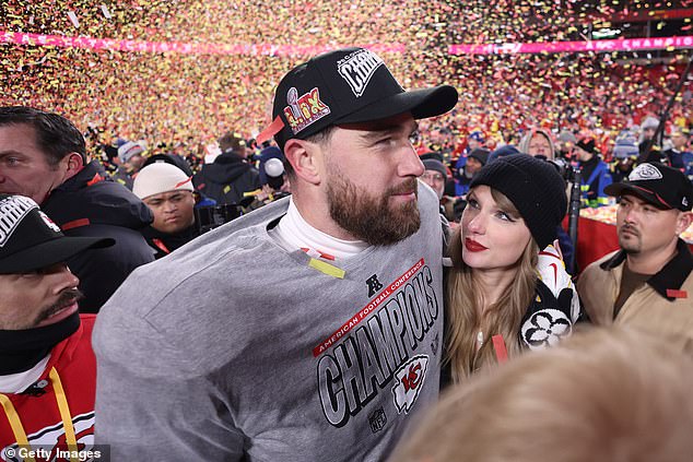 Kelce i Swift uživali su u ljubavnom zagrljaju nakon što su poglavari porazili račune u Arrowhead