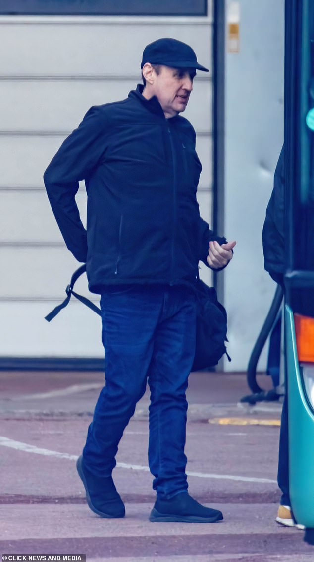 Peter je odabrao elegantnu crnu jaknu i traperice u kombinaciji s crnom kapom dok je izlazio iz arene nakon probe za svoju mjesečnu rezidenciju u žarištu Londona